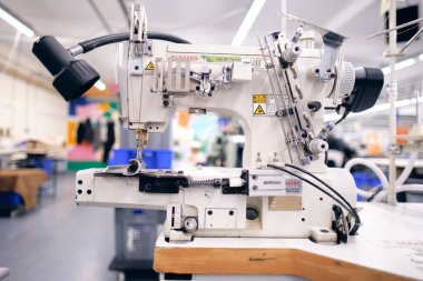 Kent, Uk 01.01.2024 tekstil fabrikasında çalışan bir dikiş makinesi. Metal pamuk dikiş makinesi endüstrisi. Pamuk dikiş ve imalat tekstil endüstrileri. 