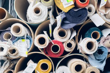 Tekstil fabrikasında sanayi pamuğu ruloları, moda ve tekstil endüstrisi için el dokuması pamuk. Giysi ve moda için geleneksel tekstil kumaş üretimi iplik dokuması