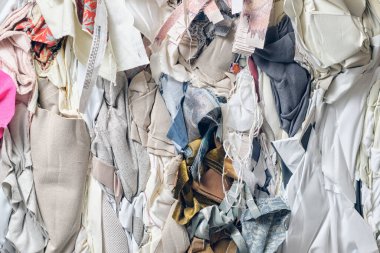  Bir tekstil fabrikasında endüstriyel pamuk ve kesikler moda ve tekstil endüstrisi için el dokuma pamuğu. Giysi ve moda için geleneksel tekstil kumaş üretimi iplik dokuması
