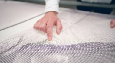 El testi ve pamuklu kumaş incelemesi. Moda endüstrisinde teftiş ve testler. Hassas beyaz kumaş malzeme endüstrisi. Pamuk ve tekstil fabrikası.. 