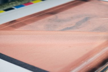 Moda endüstrisinde sığ bir alan teftişi ve test derinliği. Hassas beyaz kumaş endüstrisi. Pamuk ve tekstil fabrikası.. 