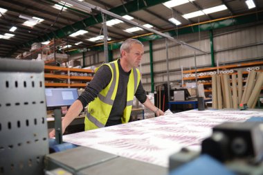 Kent 01.01.2024 Endüstriyel baskı makinesi, Cyan eflatun sarı ve pembe renkli mürekkep jeti ve lazer jeti basım evinde endüstriyel baskı makinesi. Toplu yazdırma.