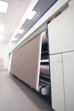 Bir matbaada endüstriyel basım Cyan eflatunu sarı ve pembe renkli mürekkep jeti ve lazer jet mürekkebi baskı makinesi. Toplu yazdırma.