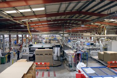 Kent, İngiltere. 2024 Karton Kutu Fabrikası. Genel bakış açısı geniş. Bir karton kutu fabrikasında karton kutu depolama ve ulaşım çözeltisi. Karton imalatı