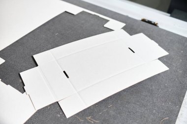 Beyaz klinik üretim fabrikası deposunda karmaşık tasarım şablonları kesen bir lazer kesme makinesi. Endüstriyel sektörde lazer kesici.