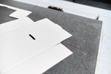 Beyaz klinik üretim fabrikası deposunda karmaşık tasarım şablonları kesen bir lazer kesme makinesi. Endüstriyel sektörde lazer kesici.