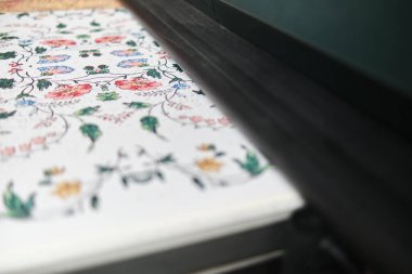 Kent 01.01.2024 Endüstriyel baskı makinesi, Cyan eflatun sarı ve pembe renkli mürekkep jeti ve lazer jeti basım evinde endüstriyel baskı makinesi. Toplu yazdırma.