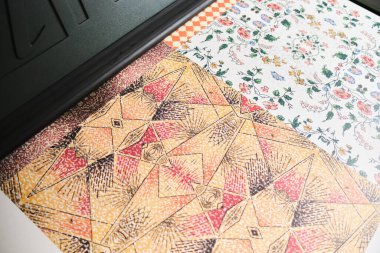 Kent 01.01.2024 Endüstriyel baskı makinesi, Cyan eflatun sarı ve pembe renkli mürekkep jeti ve lazer jeti basım evinde endüstriyel baskı makinesi. Toplu yazdırma.