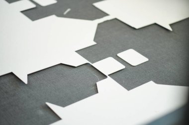 Beyaz klinik üretim fabrikası deposunda karmaşık tasarım şablonları kesen bir lazer kesme makinesi. Endüstriyel sektörde lazer kesici.