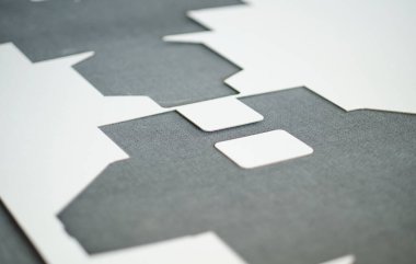 Beyaz klinik üretim fabrikası deposunda karmaşık tasarım şablonları kesen bir lazer kesme makinesi. Endüstriyel sektörde lazer kesici.