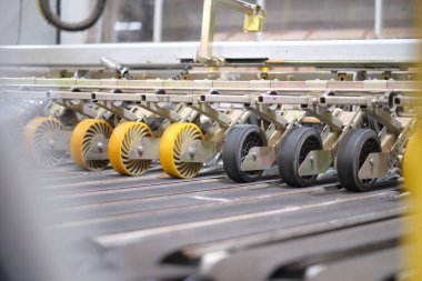 Tamamen otomatikleştirilmiş bir fabrikada boş bir endüstriyel taşıma bandı. Ağır endüstriyel malları insanlara ihtiyaç duymadan kolayca taşımak için patenci taşıyıcısı. Sanayi üretiminin geleceği.  