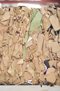 Parçalanmış kart kutuları imalattan geri dönüşüm için hazır. Karton kutu depolama ve taşıma çözeltisi bir karton kutu fabrika deposu dağıtım