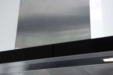 Modern bir ev mutfağında güzel gri kayrak ve mermer Avrupa tarzı fırın kaputu. Zarif ev dekorasyonu asgari düzeyde. Evde lüks yaşam standartları.