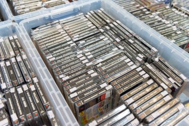 London, uk 05.005.2019 playstation 1video oyun kartuşu koleksiyonu bir masa üstü satışında. İkonik antika video oyun makinesi. Japon teknolojisi 64 bit oyunu