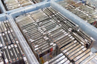 London, uk 05.05.2019 playstation 1video oyun kartuşu koleksiyonu bir masa üstü satışında. İkonik antika video oyun makinesi. Japon teknolojisi 64 bit oyun 0