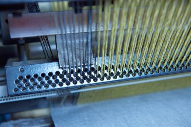 Bir dokuma fabrikasında pamuk iplikleri, moda ve tekstil endüstrisi için pamuk dokuma makinesi. Giysi ve moda için geleneksel tekstil kumaş üretimi iplik dokuması