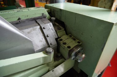 Kirli, sıkıntılı, metal, endüstriyel çelik çarklar kırsal sanayi fabrikası ortamında. Kullanılmış makine parçaları iyi işlenmiş. Eski çelik fabrikası..