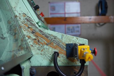 Kirli, sıkıntılı, metal, endüstriyel çelik çarklar kırsal sanayi fabrikası ortamında. Kullanılmış makine parçaları iyi işlenmiş. Eski çelik fabrikası..