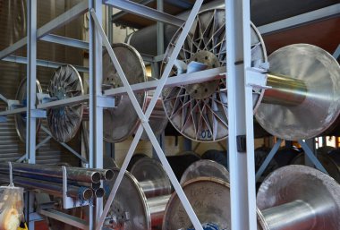 Kent, uk, 01.01.2023 endüstriyel paslanmaz çelik pamuk dokuma makineleri, moda ve tekstil endüstrisi için pamuk dokuma makinesi.