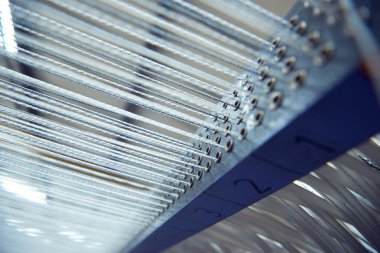 Bir dokuma fabrikasında pamuk iplikleri, moda ve tekstil endüstrisi için pamuk dokuma makinesi. Giysi ve moda için geleneksel tekstil kumaş üretimi iplik dokuması