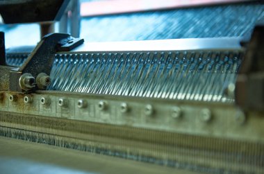 Kent, İngiltere 01.01.2023 pamuk ipliği endüstriyel pamuk kumaş fabrikasında, pamuk dokuma makinesi moda ve tekstil endüstrisi için. Geleneksel tekstil masalları örer