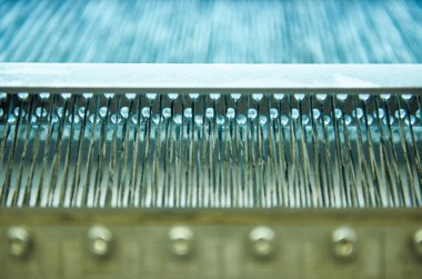 Bir dokuma fabrikasında pamuk iplikleri, moda ve tekstil endüstrisi için pamuk dokuma makinesi. Giysi ve moda için geleneksel tekstil kumaş üretimi iplik dokuması