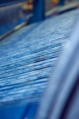 Bir dokuma fabrikasında pamuk iplikleri, moda ve tekstil endüstrisi için pamuk dokuma makinesi. Giysi ve moda için geleneksel tekstil kumaş üretimi iplik dokuması