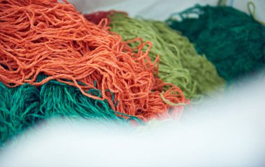 Bir dokuma fabrikasında pamuk iplikleri, moda ve tekstil endüstrisi için pamuk dokuma makinesi. Giysi ve moda için geleneksel tekstil kumaş üretimi iplik dokuması