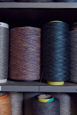 Kumaş fabrikasının rafında çiğ pamuk parçaları, moda ve tekstil endüstrisi için el dokuması pamuk. İplik geleneksel tekstil kumaş imalatı giyim için