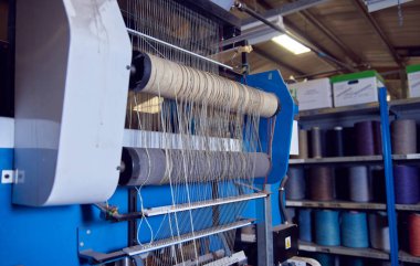 Bir dokuma fabrikasında pamuk iplikleri, moda ve tekstil endüstrisi için pamuk dokuma makinesi. Giysi ve moda için geleneksel tekstil kumaş üretimi iplik dokuması