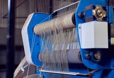 Bir dokuma fabrikasında pamuk iplikleri, moda ve tekstil endüstrisi için pamuk dokuma makinesi. Giysi ve moda için geleneksel tekstil kumaş üretimi iplik dokuması