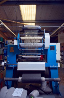 Kent, İngiltere 01.01.2023 pamuk ipliği endüstriyel pamuk kumaş fabrikasında, pamuk dokuma makinesi moda ve tekstil endüstrisi için. İplik geleneksel tekstil kumaş imalatçısı