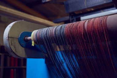 Bir dokuma fabrikasında pamuk iplikleri, moda ve tekstil endüstrisi için pamuk dokuma makinesi. Giysi ve moda için geleneksel tekstil kumaş üretimi iplik dokuması