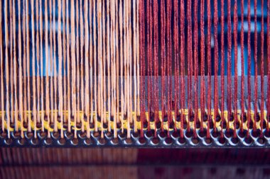 Bir dokuma fabrikasında pamuk iplikleri, moda ve tekstil endüstrisi için pamuk dokuma makinesi. Giysi ve moda için geleneksel tekstil kumaş üretimi iplik dokuması