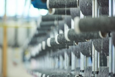 Eski endüstriyel paslanmaz çelik pamuk, dönen makaralar, moda ve tekstil endüstrisi için pamuk dokuma makinesi. İplik, geleneksel kumaş kumaş imalatı için kumaş dokuyor.