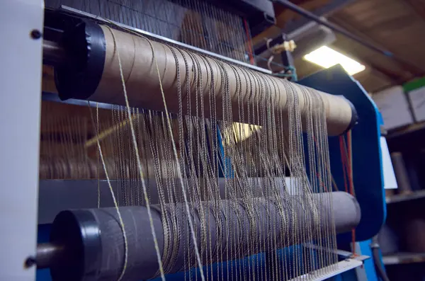 Bir dokuma fabrikasında pamuk iplikleri, moda ve tekstil endüstrisi için pamuk dokuma makinesi. Giysi ve moda için geleneksel tekstil kumaş üretimi iplik dokuması