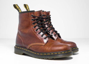 Kent, Uk 05.05.2023 Dr. Martens 1460 koyu ten rengi deri çizme 8 göz dantel deliği. Modaya uygun punk tarihi İngilizler deri çizmeler yaptı. Bağlama tabanlı Dr. Martens hava donanımı. Sonuna kadar inşa edildi. 