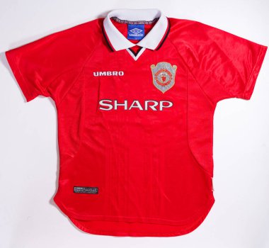 Kent, uk 05.05.2023 Klasik Manchester United Sharp Home Football Shirt 1997 2000. Yetişkinler için Umbro futbol takımı. Iconic Manchester United futbol kulübü premier ligi 