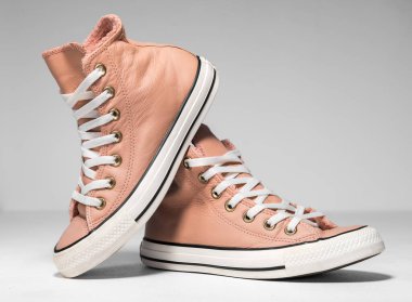 KENT, UK, 01.01.2023 Converse All Star Hi premium Leather Trainers Pembe Blush Hi Top Chuck Taylor antrenör ayakkabıları. Ünlü ikonik klasik sohbet beyaz arka planda üst düzey spor ayakkabılar.