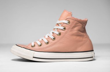 KENT, UK, 01.01.2023 Converse All Star Hi premium Leather Trainers Pembe Blush Hi Top Chuck Taylor antrenör ayakkabıları. Ünlü ikonik klasik sohbet beyaz arka planda üst düzey spor ayakkabılar.