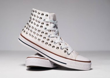 KENT, UK, 01.01.2023, çivili metal sohbet kadınları Chuck Taylor All Star Hi Top Sneaker Top Sneaker spor ayakkabısı. Ünlü ikonik klasik sohbet beyaz arka planda üst düzey spor ayakkabılar.