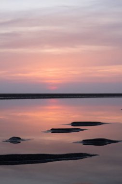 Canlı, mor ve pembe bir Los Angeles gün batımı. Güzel, canlı, doygun, rüya gibi gökyüzü ve renkler. Yumuşak ışık ve bulutlarla koyu pembe günbatımı.
