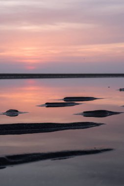 Canlı, mor ve pembe bir Los Angeles gün batımı. Güzel, canlı, doygun, rüya gibi gökyüzü ve renkler. Yumuşak ışık ve bulutlarla koyu pembe günbatımı.