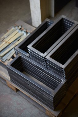 Endüstriyel çelik ve metal kaynaklı çerçeve, inşaat ve inşaat için demir ve çelik üretiyor. Gökdelenlerin yapı ve temelleri için katı soğuk sert metal çerçeveler ve çerçeve.