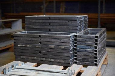 Endüstriyel çelik ve metal kaynaklı çerçeve, inşaat ve inşaat için demir ve çelik üretiyor. Gökdelenlerin yapı ve temelleri için katı soğuk sert metal çerçeveler ve çerçeve.