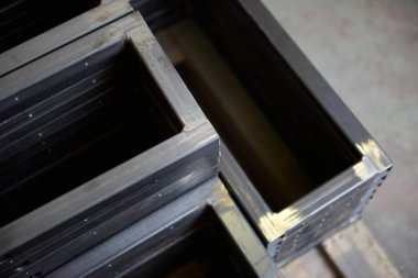 Endüstriyel çelik ve metal kaynaklı çerçeve, inşaat ve inşaat için demir ve çelik üretiyor. Gökdelenlerin yapı ve temelleri için katı soğuk sert metal çerçeveler ve çerçeve.