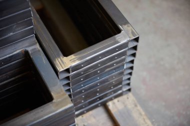Endüstriyel çelik ve metal kaynaklı çerçeve, inşaat ve inşaat için demir ve çelik üretiyor. Gökdelenlerin yapı ve temelleri için katı soğuk sert metal çerçeveler ve çerçeve.