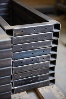 Endüstriyel çelik ve metal kaynaklı çerçeve, inşaat ve inşaat için demir ve çelik üretiyor. Gökdelenlerin yapı ve temelleri için katı soğuk sert metal çerçeveler ve çerçeve.