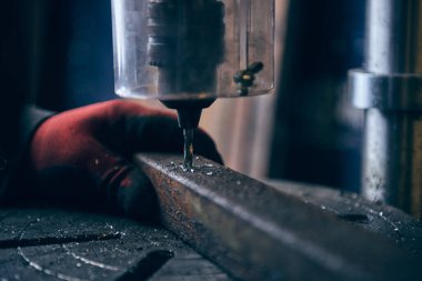 Paslanmaz çelik ve demiri delen hassas bir metal matkap. Metal talaşları, bir metal fabrikasında yapılan hassas sondaj çalışmalarından meydana gelmiş. Endüstriyel metal işçileri.