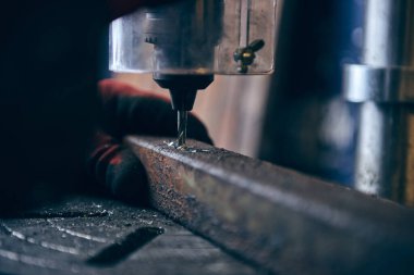 Paslanmaz çelik ve demiri delen hassas bir metal matkap. Metal talaşları, bir metal fabrikasında yapılan hassas sondaj çalışmalarından meydana gelmiş. Endüstriyel metal işçileri.